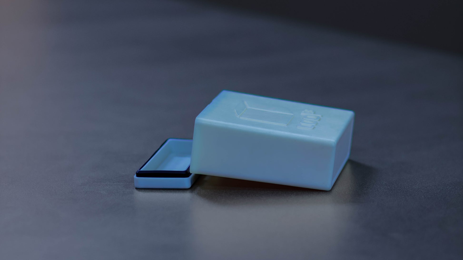 Cool 3 ice pack on its side with the top open.